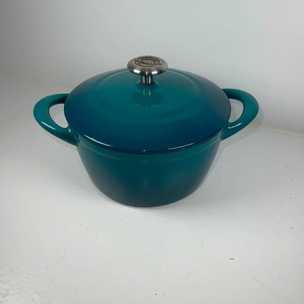 Southern Living small round 24 OZ turquoise blue enamel casserole with lid